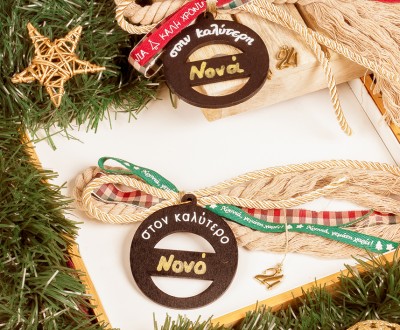 Γούρια με ζωγραφιστά ξύλινα στοιχεία νονά - νονός συνδυασμένα με βαμβακερές κορδέλες και κορδόνια