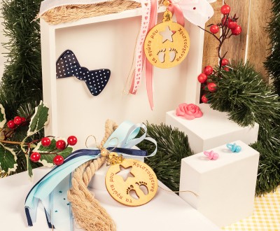 Χειροποιήτα γούρια με ξύλινα στοιχεία ''τα πρώτα μου Χριστούγεννα'' μαζί με βαμβακερά κορδόνια και διάφορες κορδέλες