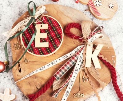 Χειροποίητα με γούρια με ξύλινα μονογράμματα, βαμβακερά κορδόνια , κορδέλες και καρό ύφασμα