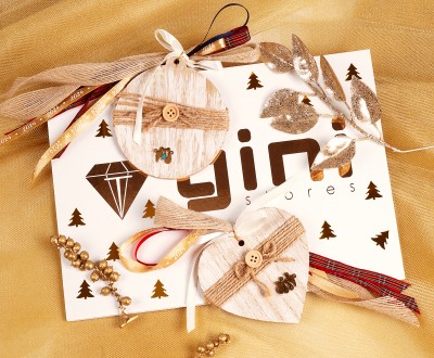 Κρεμαστά γούρια με μεγάλα ξύλινα στοιχεία, διακοσμημένα με ατσάλινα στοιχεία και διάφορες κορδέλες