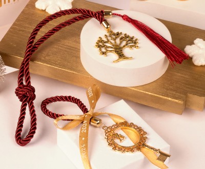 Γούρια με μεταλλικά στοιχεία, ρεγιόν κορδόνια, φούντα και σατέν κορδέλες