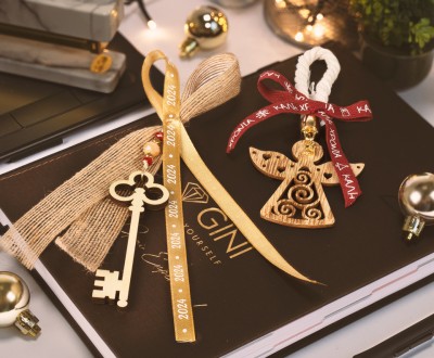 Κρεμαστά γούρια με ξύλινα στοιχεία και κορδέλες σε διάφορες υφές