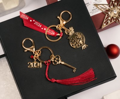 Γούρια μπρελόκ με μεταλλικά στοιχεία, κορδέλες και φούντες