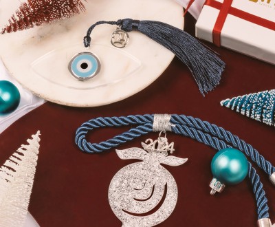 Γούρια με plexiglass στοιχεία συνδιασμένα με φούντες και κορδόνια σε steel blue απόχρωση