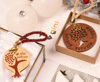 Κρεμαστά γούρια με ξύλινα στοιχεία με ευχές, μεταλλικά στοιχεία 2024 και ρεγιόν κορδόνια
