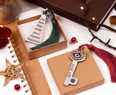 Γούρια με μεγάλα ξύλινα στοιχεία, μεταξωτές φούντες και στοιχεία 2024