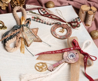 Χειροποίητα γούρια με ξύλινα στοιχεία με σχέδια και ευχές , μεταλλικά στοιχεία 2024 και διάφορες κορδέλες