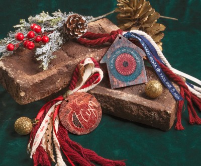 Κρεμαστά γούρια με ξύλινα στοιχεία με σχέδια , βαμβακερα ρεγιόν και διάφορες κορδέλες