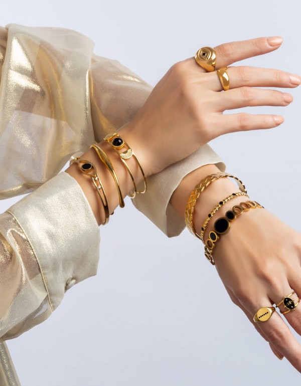 Σετ ατσάλινα βραχιόλια και δαχτυλίδια σε gold απόχρωση και black λεπτομέρειες