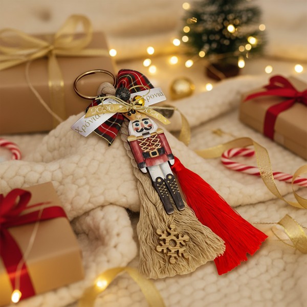 Γούρι με ρεγιόν, φούντα και ξύλινο καρυοθραύστη