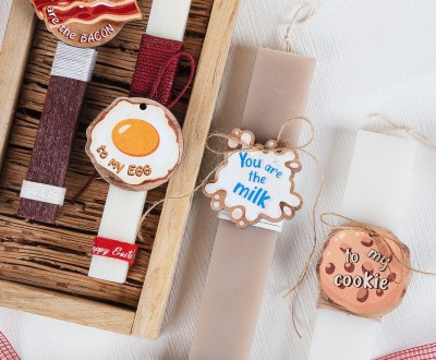 Funny πασχαλινές λαμπάδες για ζευγάρια με ξύλινα στοιχεία ''egg-bacon'','' you are the milk-to my cookie'' με κορδόνια και κορδέλες σε διάφορα χρώματα και σχήματα
