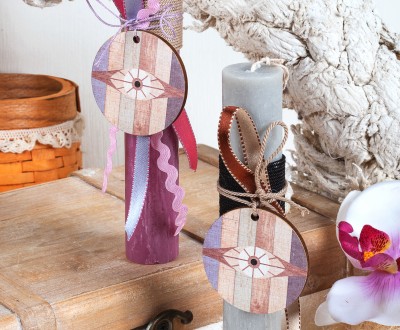 Ρομαντικές πασχαλινές λαμπάδες , με ξuλινο στοιχείο ''μάτι'', κορδόνια και κορδέλες σε διάφορα χρώματα