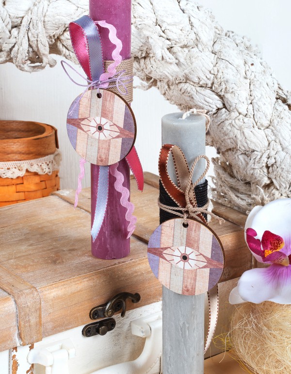 Ρομαντικές πασχαλινές λαμπάδες , με ξuλινο στοιχείο ''μάτι'', κορδόνια και κορδέλες σε διάφορα χρώματα