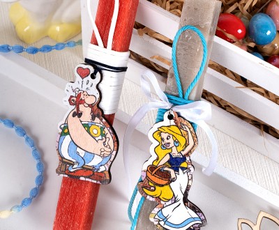 Πασχαλινές λαμπάδες για ζευγάρια με χιουμορ , με ξύλινο στοιχείο ''οβελιξ-φαλμπαλα'', διακόσμημενες με κορδόνια σε πολλά σχήματα και φωτεινά χρώματα