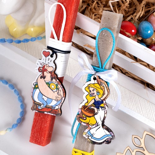 Πασχαλινές λαμπάδες για ζευγάρια με χιουμορ , με ξύλινο στοιχείο ''οβελιξ-φαλμπαλα'', διακόσμημενες με κορδόνια σε πολλά σχήματα και φωτεινά χρώματα