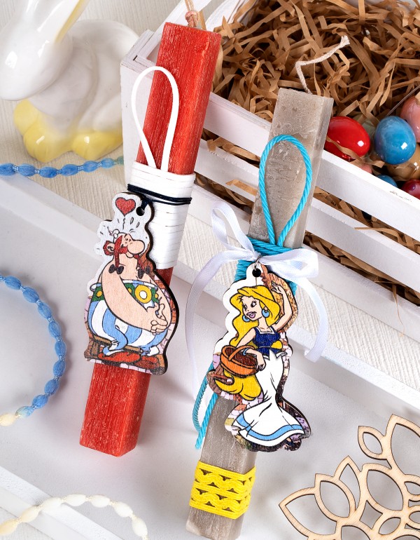 Πασχαλινές λαμπάδες για ζευγάρια με χιουμορ , με ξύλινο στοιχείο ''οβελιξ-φαλμπαλα'', διακόσμημενες με κορδόνια σε πολλά σχήματα και φωτεινά χρώματα
