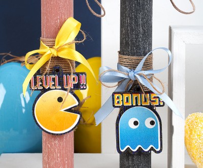 Πασχαλινές λαμπάδες  στρογγυλές για ζευγάρια με ξύλινο στοιχείο''LEVEL UP!!-BONUS!'', με κορδέλες σε γαλάζιο και κίτρινο χρώμα