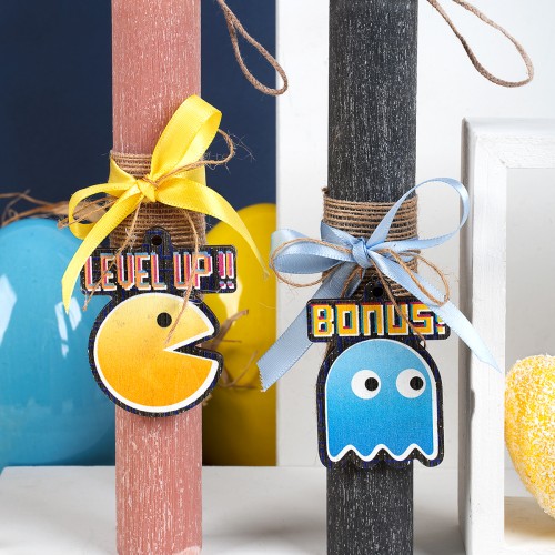 Πασχαλινές λαμπάδες  στρογγυλές για ζευγάρια με ξύλινο στοιχείο''LEVEL UP!!-BONUS!'', με κορδέλες σε γαλάζιο και κίτρινο χρώμα