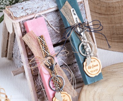 Ρουστίκ πασχαλινές λαμπάδες για ζευγάρια με ξύλινο στοιχείο ''HIS-HERS'', μπρελόκ  και μισή καρδιά