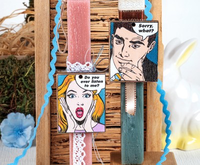 Πασχαλινές λαμπάδες , για ζευγάρια , σε σχήμα κύβου, κόμικς ξύλινο στοιχείο ''Do you ever listen to me?-Sorry what?'',  διακοσμημένο με κορδέλες