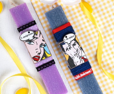 Πασχαλινές λαμπάδες σαγρέ σε γκρι σκούρο και μωβ χρωμα ,για ζευγάρια,  με ξύλινο στοιχείο κόμικς ''Τι σκέφτεσαι;-Τι θα φάμε!'' κορδόνια και κορδέλα με ευχή