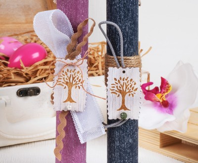 Σαγρέ στρογγυλές πασχαλινές λαμπάδες,  με ξύλινο στοιχείο το δέντρο της ζωής , διακοσμημένο με σπάγγο , κορδέλες και μεταλλιζέ κορδόνι