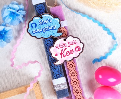 Σαγρέ πασχαλινές λαμπάδες σε σχήμα κύβου  για ζευγάρια, σε μπλε σκούρο και λιλά χρώμα, με ξύλινο στοιχείο ''She 's everything -He 's just Ken'' και κορδέλα με ευχή