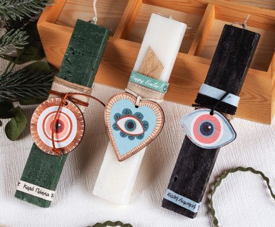 Πασχαλινές λαμπάδες για singles σε διάφορα χρώματα με ξύλινο στοιχείο καρδιά και μάτι ι διακοσμημένες με κορδέλες