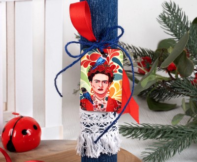 Πασχαλινή λαμπάδα οβάλ σε μπλε σκούρο χρώμα, με ξύλινο στοιχείο ''Frida Κalo'', διακοσμημένη με πλεκτή δαντέλα και κορδέλες