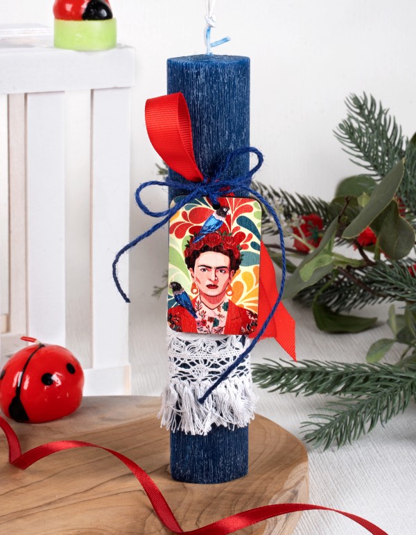 Πασχαλινή λαμπάδα οβάλ σε μπλε σκούρο χρώμα, με ξύλινο στοιχείο ''Frida Κalo'', διακοσμημένη με πλεκτή δαντέλα και κορδέλες