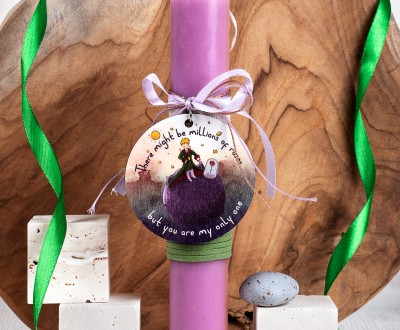 Πασχαλινή λαμπάδα σε μωβ χρώμα με ξύλινο στοιχείο ''Μικρός Πρίγκηπας'', και κορδέλες σε διαφορά σχήματα και χρώματα