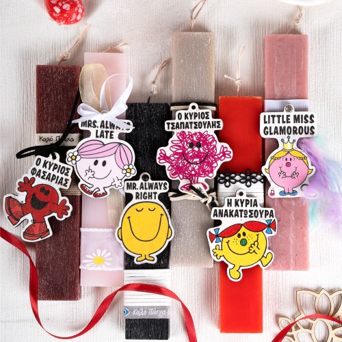 Πασχαλινές λαμπάδες για singles σε διάφορα χρώματα, με ξύλινο στοιχείο ''Ο ΚΥΡΙΟΣ ΦΑΣΑΡΙΑΣ'', ''Ο ΚΥΡΙΟΣ ΤΣΑΠΑΤΣΟΥΛΗΣ'', ''Η ΚΥΡΙΑ ΑΝΑΚΑΤΩΣΤΡΑ'', ''LITTLE MISS GLAMOUROUS'', ''MR. ALWAYS RIGHT'', ''MRS. ALWAYS LATE''