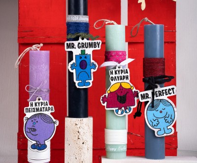 Πασχαλινές λαμπάδες για singles σε διάφορα χρώματα με ξύλινο στοιχείο ''Η ΚΥΡΙΑ ΠΕΙΣΜΑΤΑΡΑ'', ''Η ΚΥΡΙΑ ΦΛΥΑΡΗ'', ''MR PERFECT'', ''MR CRUMBY''