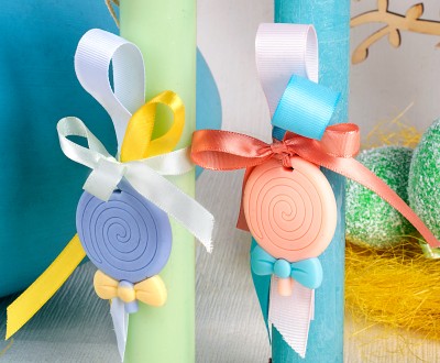 Πασχαλινές λαμπάδες για μωρα σε γαλάζιο και λαχανί χρώμα, με μασητικό γλειφιτζούρι και κορδέλες σε διάφορα σχήματα και χρώματα