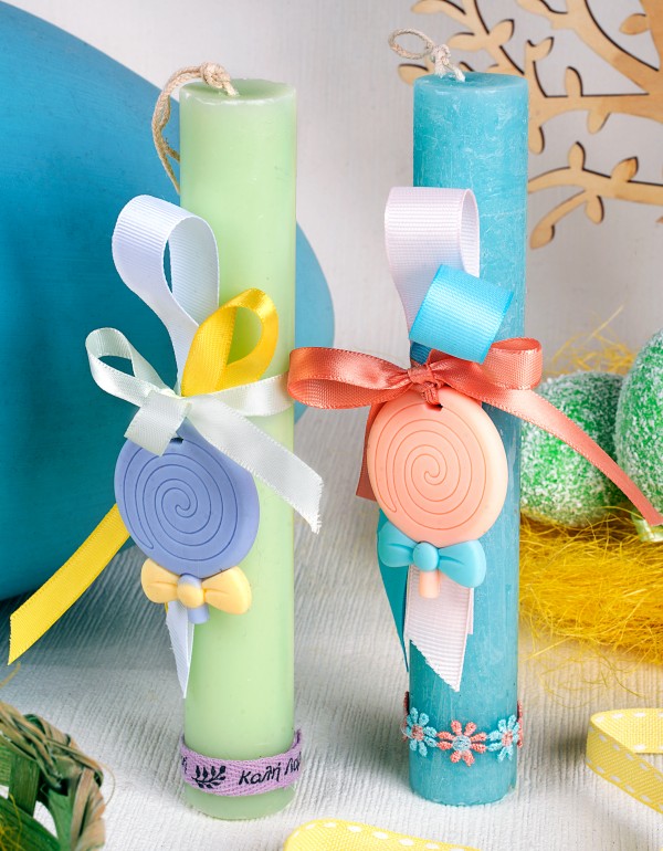 Πασχαλινές λαμπάδες για μωρα σε γαλάζιο και λαχανί χρώμα, με μασητικό γλειφιτζούρι και κορδέλες σε διάφορα σχήματα και χρώματα