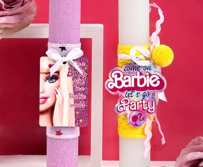 Σαγρέ πασχαλινές λαμπάδες σε λιλά και λευκό χρώμα με ξύλινο στοιχείο come on Barbie lets party, I m a Barbie girl in a Barbie world διακοσμημένες με κορδέλες και πομ πομ