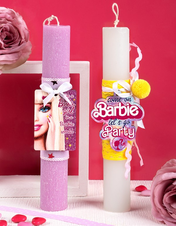 Σαγρέ πασχαλινές λαμπάδες σε λιλά και λευκό χρώμα με ξύλινο στοιχείο come on Barbie lets party, I m a Barbie girl in a Barbie world διακοσμημένες με κορδέλες και πομ πομ