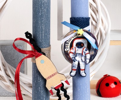 Σαγρέ παιδικές πασχαλινές λαμπάδες με ξύλινο στοιχείο αστροναύτης και πύραυλος, συνδυασμένες με σατέν κορδέλες και τρέσα τσουβάλε