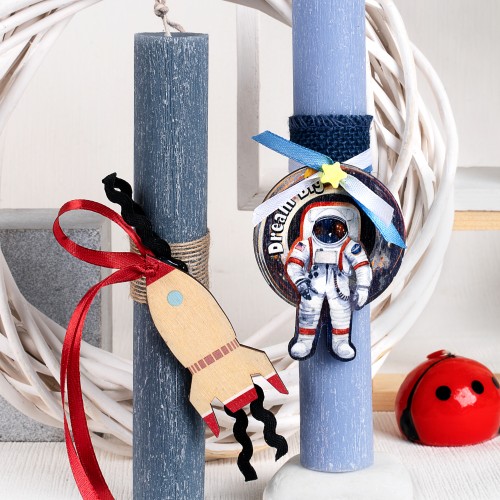 Σαγρέ παιδικές πασχαλινές λαμπάδες με ξύλινο στοιχείο αστροναύτης και πύραυλος, συνδυασμένες με σατέν κορδέλες και τρέσα τσουβάλε