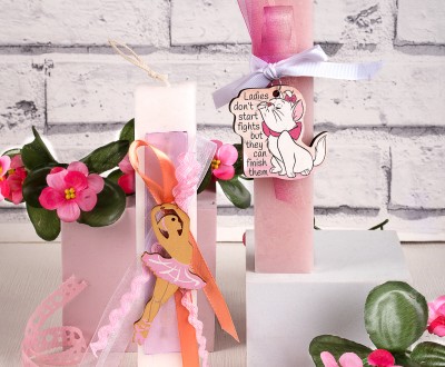 Παιδικές πασχαλινές λαμπάδες με ξύλινο στοιχείο ροζ μπαλαρίνα και γάτα με φραση''ladies don't start fights but they can finish them'', διακοσμημένες με κορδέλες σε ροζ αποχρώσεις