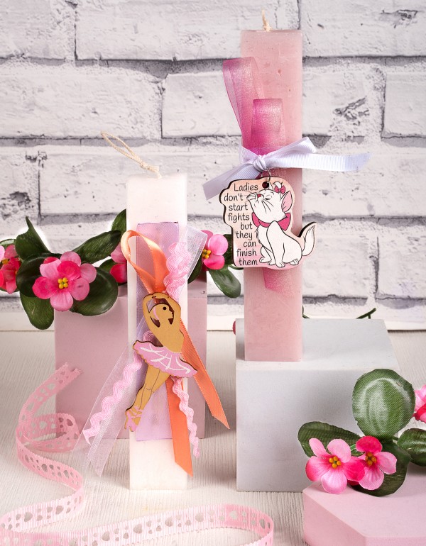 Παιδικές πασχαλινές λαμπάδες με ξύλινο στοιχείο ροζ μπαλαρίνα και γάτα με φραση''ladies don't start fights but they can finish them'', διακοσμημένες με κορδέλες σε ροζ αποχρώσεις