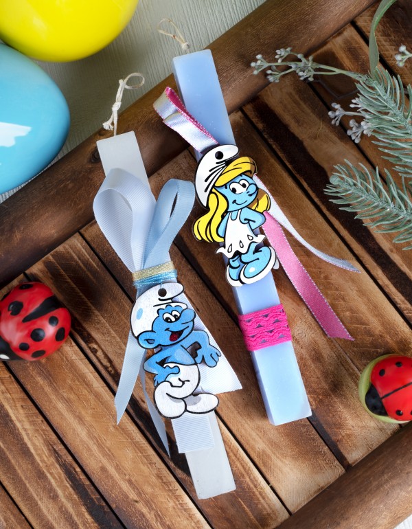 Στρογγυλές  πασχαλινές λαμπάδες για παιδιά σε μπλε και λευκό χρώμα με ξύλινο στοιχείο ''στρουμφίτα'' - 