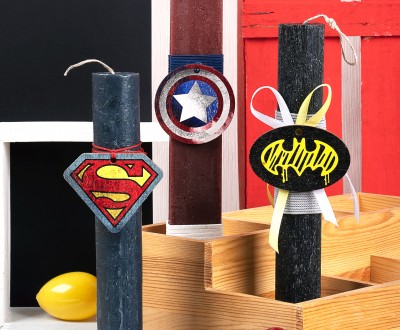 Στρογγυλές και πλακέ πασχαλινές λαμπάδες σε διαφορά χρώματα με ξύλινο στοιχείο ''BATMAN'', ''SUPERMAN'', ''CAPTAIN AMERICA''