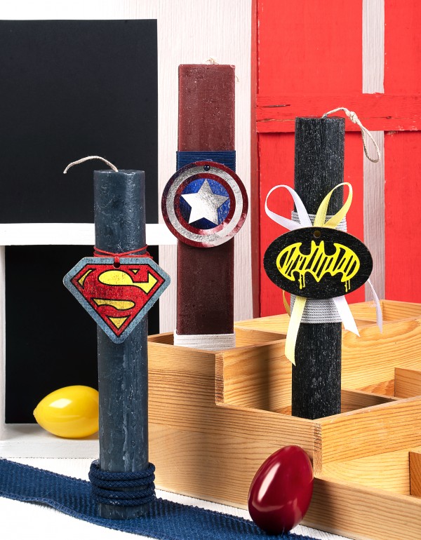 Στρογγυλές και πλακέ πασχαλινές λαμπάδες σε διαφορά χρώματα με ξύλινο στοιχείο ''BATMAN'', ''SUPERMAN'', ''CAPTAIN AMERICA''