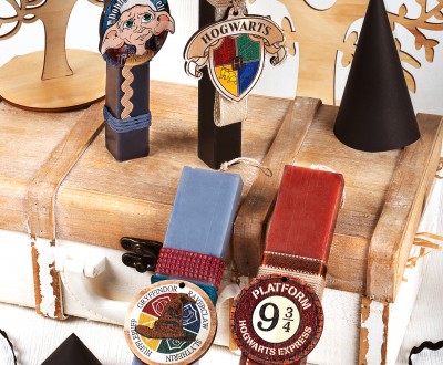 Πασχαλινές λαμπάδες με θέμα HARRY POTTER και ξύλινα στοιχεία ''χιτώνες και καπέλο'', ''platform 9'', ''Dobby'', ''Hogwarts''