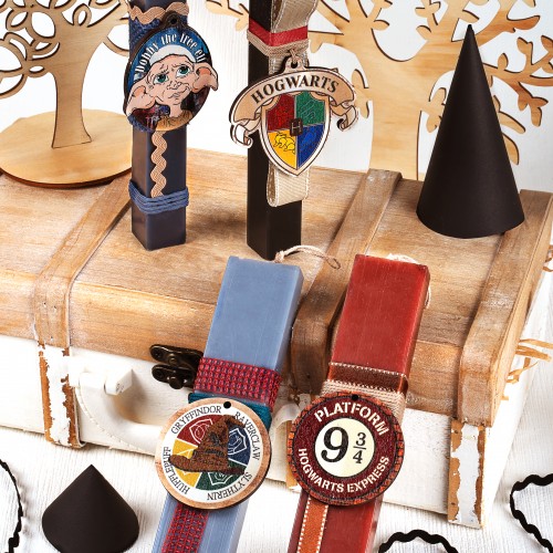 Πασχαλινές λαμπάδες με θέμα HARRY POTTER και ξύλινα στοιχεία ''χιτώνες και καπέλο'', ''platform 9'', ''Dobby'', ''Hogwarts''