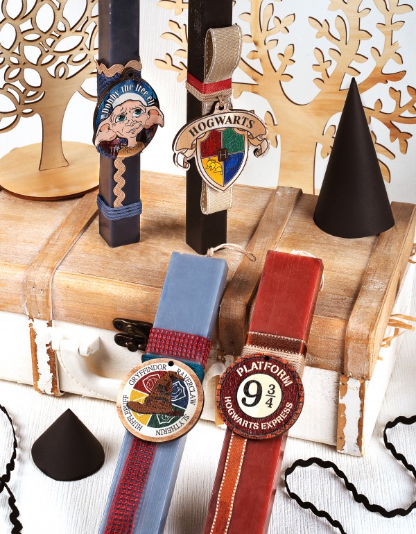 Πασχαλινές λαμπάδες με θέμα HARRY POTTER και ξύλινα στοιχεία ''χιτώνες και καπέλο'', ''platform 9'', ''Dobby'', ''Hogwarts''