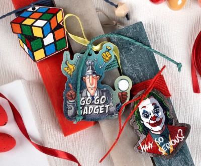 Πασχαλινές λαμπάδες με  ξύλινα στοιχεία ''Ο κύβος του ρουμπικ '',''Αστυνόμος Σαΐνης'' , ''JOKER'' και κορδόνια σε διαφορά χρώματα