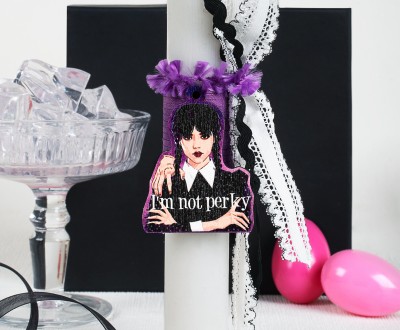 Σαγρέ στρογγυλή λευκή πασχαλινή λαμπάδα, με ξύλινο στοιχείο ''WEDNESDAY'' και σουεντ , βαμβακερά κορδόνια