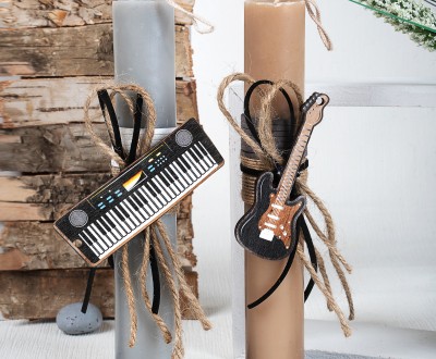 Στρογγυλές πασχαλινές λαμπάδες , σε γκρι και μπεζ χρώμα με ξύλινο στοιχείο αρμόνιο και κιθάρα, διακοσμημένο με τρέσα τσουβάλε και κορδόνια